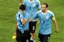 Luis Suarez (tv.) fik opbakning fra sin landsmand forsvareren Diego Godin (th.) efter nederlaget til Peru i kvartfinalen i Copa America, hvor Suarez brændte i straffesparkskonkurrencen.