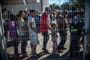 Migranter fra Hondruas og El Salvador står i kø til et modtagecenter ved USA's grænse.