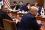 USA's præsident, Donald Trump, (th.) og USA's udenrigsminister, Mike Pompeo, (tv.) var lørdag til møde med Sydkoreas præsident, Moon Jae-in, i Seoul i Japan.
