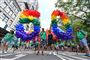 Søndagens pride-parade i New York markerede samtidig 50-året for optøjerne ved Stonewall Inn, som har lagt grunden for den moderne LGBT-bevægelse.