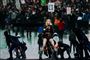 Madonna optrådte søndag aften på Times Square, hvor der blev afholdt en ceremoni, der markerede afslutningen på den historisk store parade.