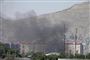 En bilbombe blev mandag bragt til eksplosion uden for en af forsvarsministeriets bygninger i den afghanske hovedstad, Kabul. Taliban har taget skylden for angrebet.