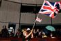 En demonstrant i Hongkongs parlament vifter med det britiske flag. Bystaten var indtil 1997 en britisk koloni.
