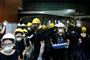 Uroligheder i Hongkong nåede nye højder mandag, da demonstranter smadrede ruder og døre og trængte ind i parlamentsbygningen.
Det skete på 22-årsdagen for Storbritanniens overdragelse af havnebyen til det kinesiske styre.