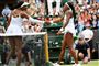 39-årige Venus Williams (tv.) siger tillykke til 15-årige Cori Gauff efter deres kamp i første runde ved Wimbledon.