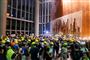 Det lykkedes mandag for demonstranter at trænge ind i parlamentsbygningen i Hongkong. Urolighederne kom på dagen, hvor demonstranterne markerede, at det var 22 år siden, at Storbritannien onverlod Hongkong til det kinesiske styre.
