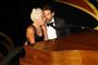 Lady Gaga (til venstre) og Bradley Cooper (til højre) stjal scenen til Oscar-showet i februar, hvor parret på romantisk vis sang storhittet "Shallow" fra filmen "A Star Is Born", som de begge medvirkede i.