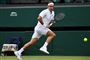 Roger Federer tabte overraskende sæt, men vandt alligevel over Lloyd Harris i første runde ved Wimbledon.