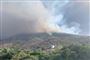 Aske og røg breder sig over den italienske ø Stromboli, hvor et vulkanudbrud har kostet mindst én person livet og forårsaget flere skovbrande.