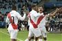 Perus Yoshimar Yotún (th) jubler med holdets to andre målscorere mod Chile, Edison Flores (tv) og Paolo Guerrero.