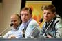 Jakob Fuglsang var allerede på podiet torsdag, men det var i forbindelse med Astana-holdets pressekonference før Tour de France-starten. Her ses danskeren med de to sportsdirektører Dmitriy Fofonov og Lars Michaelsen i baggrunden.