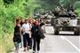 Etnisk albanske flygtninge fra Kosovo følges med amerikanske soldater på vejen mod Pristina, hovedstaden i Kosovo, i 1999. Den 12. juni i år var det 20 år siden, at Nato gik ind i Kosovo og standsede den væbnede konflikt mellem etniske albanere og serbere. Det banede vejen for, at Kosovo senere kunne erklære sig uafhængig af Serbien.