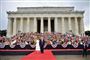 Den amerikanske præsident, Donald Trump, og førstedamen, Melania Trump, mødte undervejs i festlighederne op på scenen, hvor en række udvalgte gæster også var placeret.