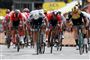 Mike Teunissen (th.) fik på de sidste meter ført sin cykel forbi Peter Sagan på 1. etape af Tour de France.