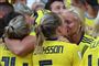 Danske Pernille Harder (til højre) iført en svensk landsholdstrøje giver sin kæreste, Sveriges forsvarsspiller Magdalena Eriksson, et kys, efter at Sverige lørdag vandt VM-bronze med en 2-1-sejr over England.
