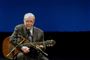 João Gilberto, der betragtes som bossanovaens "far", er død, oplyser familien. Her ses han ved et arrangement i 2008 i anledning af sine 50 år som musiker.