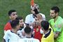 Lionel Messi modtog et rødt kort efter en duel med Chiles Gary Medel.
