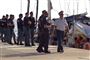 Italiensk politi er talstærkt til stede på kajen på Lampedusa, hvor et skib med migranter har lagt til - mod den italienske indenrigsministers ordre.