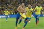 Richarlison river trøjen af sig selv, da han jubler over 3-1-scoringen i slutfasen mod Peru.