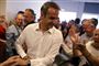 Nyt Demokratis leder, Kyriakos Mitsotakis, ankommer til partiets hovedkontor i Athen på valgdagen, hvor partifæller tager godt imod ham.