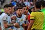 Argentinas Lionel Messi fik det røde kort, da holdet besejrede Chile i kampen om bronzemedaljerne ved Copa America. Efterfølgende nægtede Messi at deltage i præmieoverrækkelsen og anklagede turneringen for at være korrupt og tilgodese Brasilien, som Argentina tabte til i semifinalen.