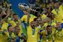 Brasiliens anfører, Dani Alves, kunne søndag aften løfte trofæet, efter at holdet havde vundet Copa America-finalen med 3-1 over Peru.