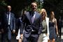 Grækenlands nye premierminister, Kyriakos Mitsotakis, ankommer mandag med sin kone, Mareva,og sine tre børn til den ceremoni, hvor han officielt skal tages i ed.