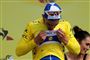 Julian Alaphilippe kysser den gule førertrøje, som han fik som sidegevinst, efter at han mandag vandt 3. etape i Tour de France.