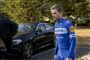 Kasper Asgreen var medtaget og blev lagt ind i en ambulance, efter at han havde kæmpet sig i mål mandag i Tour de France.