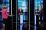 Den britiske udenrigsminister, Jeremy Hunt (til højre), og hans forgænger på posten, Boris Johnson (i midten), mødtes tirsdag i en tv-debat, inden medlemmerne af Det Konservative Parti skal stemme om, hvem af dem der skal være ny partileder og dermed også ny premierminister.