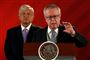 Carlos Urzua (forrest) er trådt tilbage fra posten som Mexicos finansminister. Det sker blandt andet, fordi han er utilfreds med præsident Andrés Manuel López Obrador (bagerst). (Arkivfoto)