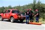 59-årig amerikansk kvinde, som havde været efterlyst siden 2. juli, er fundet dræbt på Kreta efter en stor eftersøgning på den græske ø. Her gør redningsfolk sig klar til at hente liget i den grotte, hvor det blev fundet tildækket.