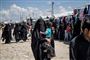 Et flertal af knap 1200 repræsentativt udvalgte danskere svarer i ny undersøgelse, at de ikke mener, at danske myndigheder skal arbejde aktivt for at få danske børn af Syrienkrigere hjem. 
Her ses en kvinde med et barn fra al-Hol-lejren, den største af de kurdiskdrevede lejre i det nordøstlige Syrien. (Arkivfoto)