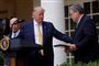 Her ses USA's præsident, Donald Trump, med handelsminister Wilbur Ross (til ventre) og justitsminister Bill Barr (til højre) i rosenhaven i Det Hvide Hus.