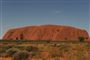 Den gigantiske klippe Uluru er et helligt sted for de oprindelige folk i Australien, og i mange af de huler, som vind og vand har gravet ud ved klippens fod, ses gamle udsmykninger med rituel karakter.
