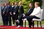 Forbundskansler Angela Merkel og statsminister Mette Frederiksen sad ned, da den tyske og danske nationalmelodi blev spillet under Mette Frederiksens besøg i Berlin i torsdags.