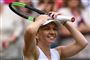 Simona Halep fejrer finalesejren i Wimbledon. Hun besejrede Serena Williams i en uventet ensidig forestilling, som var slut efter mindre end en times tennis.