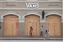 En Vans-skobutik i New Orleans franske kvarter havde fredag skærmet hele butikfronten af i frygt for de skader, der kunne blive påført butikken, når Barry gik i land.