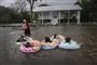 Den tropiske storm Barry har natten til søndag dansk tid skabt oversvømmelser flere steder i den amerikanske delstat Louisiana. I byen Mandeville, hvor Lake Pontchartrain er gået over sine bredder, udnytter en flok lokale oversvømmelserne til en svømmetur i badering.