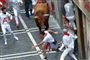 Folk driller en tyr på gaderne i Pamplona under dette års tyrefestival, der nu er slut. Tyrene ender deres liv i tyrefægterarenaen.
