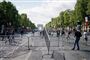 Demonstranter forsøger at blokere den store Champs-Elysees i Paris få timer efter en storstilet militærparade blev afholdt på selv samme gade søndag formiddag.