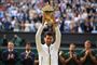 Novak Djokovic hentede karrierens 16. grand slam-titel søndag med en finalesejr over Roger Federer i en på flere måder historisk Wimbledon-finale.