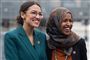 Alexandria Ocasio-Cortez (tv) og Ilhan Omar er to af de kvinder, som Trump mener skal rejse tilbage til deres oprindelseslande for at hjælpe dem. Ocasio-Cortez er født i New York, mens Omar kom til USA som somalisk flygtning i 1997.
