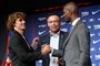 Antoine Griezmann (til venstre) blev søndag præsenteret som ny angriber for Barcelona på Camp Nou. Her bliver han budt velkommen af klubbens præsident, Josep Maria Bartomeu (i midten), og direktør i FC Barcelona Éric Abidal (til højre).