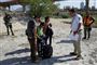 En medarbejder fra de amerikanske migrationsmyndigheder taler med migranter fra Honduras, der er blevet stoppet, inden de nåede at krydse grænsen fra Mexico til USA. Nu strammer Trump-administrationen reglerne yderligere. (Arkivfoto)