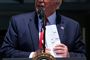 Præsident Donald Trump holder sit talepapir, der tilsyneladende rummer på forhånd forberedte sætninger om de fire kvindelige, demokratiske kongresmedlemmer, mens han svarer på spørgsmål fra journalister på plænen ved Det Hvide Hus mandag.