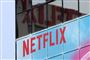 Netflix klipper om i en kontroversiel scene fra serien "13 Reasons Why", skriver nyhedsbureauet Reuters.