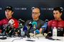 Dave Brailsford (i midten) ses her sammen med stjernerytterne Geraint Thomas (til venstre) og Egan Bernal (til højre).