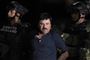 Joaquin "El Chapo" Guzmán bliver her eskorteret af mexicanske soldater i 2016, efter at han året forinden var flygtet fra et mexicansk fængsel via en 1,5 kilometer lang tunnel.