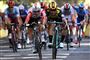 Caleb Ewan (tv) var akkurat foran hollandske Dylan Groenewegen, da den australske sprinter vandt sin første etape i Tour de France onsdag.